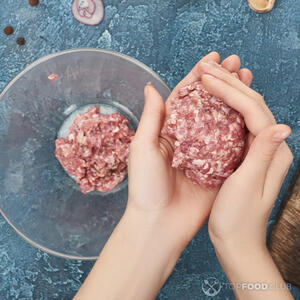 лепит котлеты