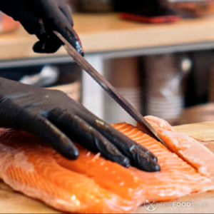 Режет лосось