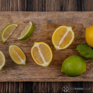 Режет лимон