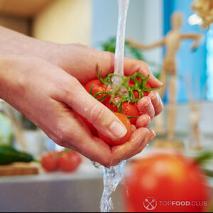 Моет помидор