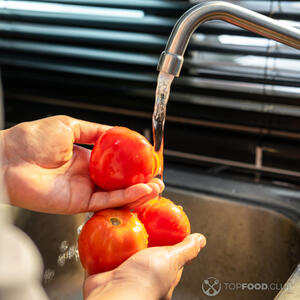 Мыть помидоры