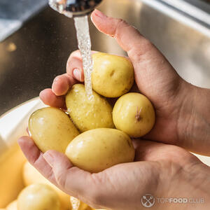 Моем картошку