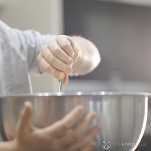 перемешивает