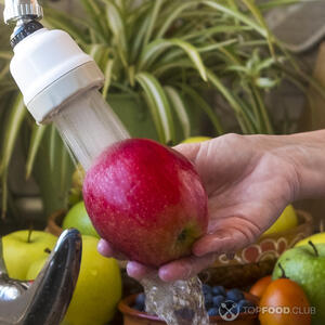 Моем яблоки