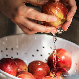 мыть персики