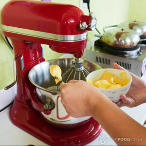 мягкое сливочное масло и электрический миксер