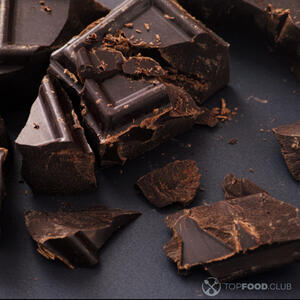 кусочки темного шоколада