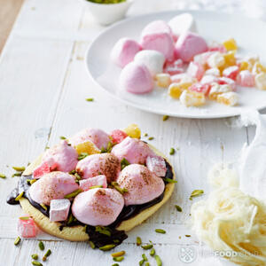 готовая сладкая пицца