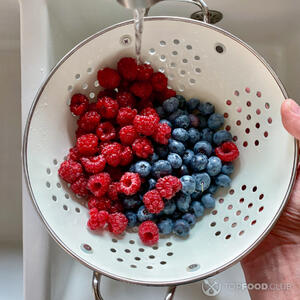 мыть малину и голубику