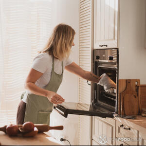 поставить противень в духовку