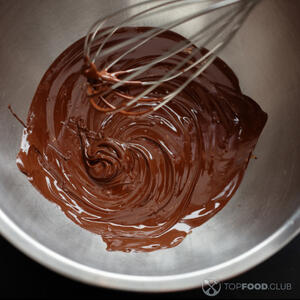 растопленный темный шоколад