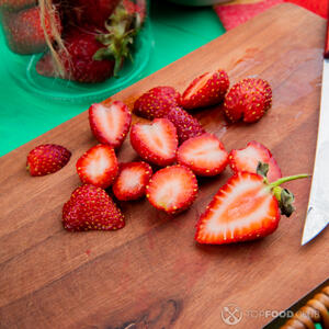 нарезать клубнику