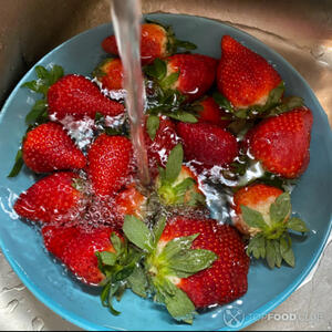 клубнику мыть