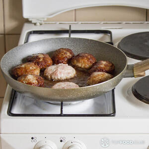 жарит котлеты