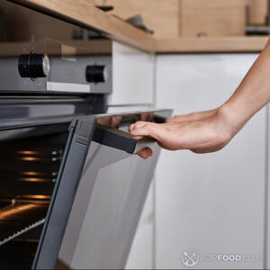 поставить противень в духовку