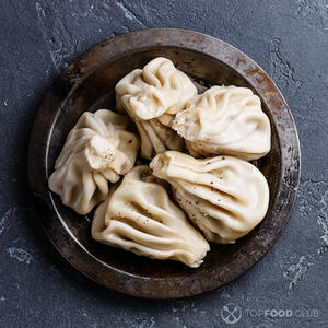 Готовые хинкали выложите на сервировочное блюдо