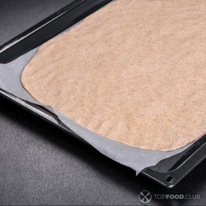 тесто на противне с пергаментом