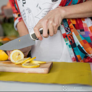 Режет лимон 