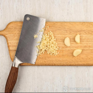 Режет чеснок 