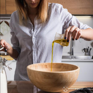 Наливает растительное масло