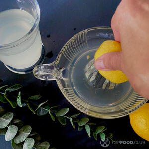 Выжимает сок лимона