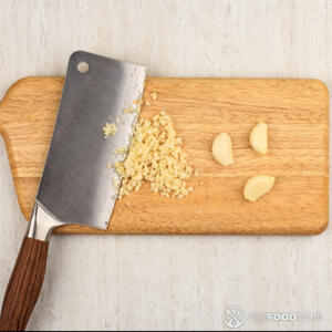 Измельчает чеснок