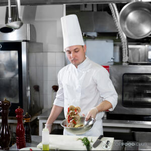 Маринует креветки