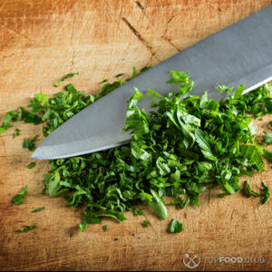 Режет петрушку