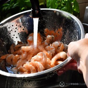 Моет креветки