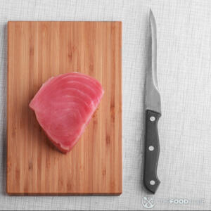 Режет тунец