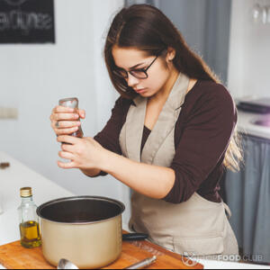 Добавляет специи