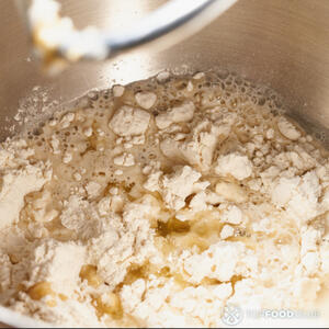 Смешать муку и дрожжи