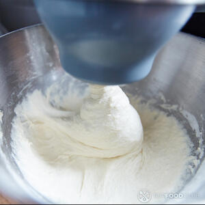 мешать тесто