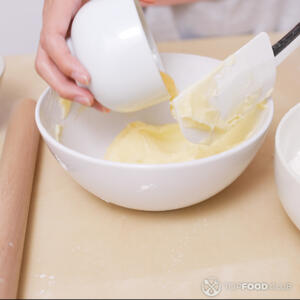 перемешать тесто