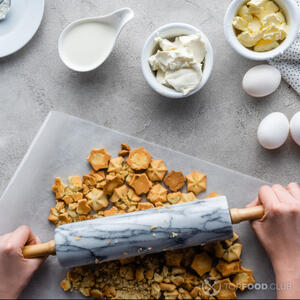 измельчить печенье скалкой