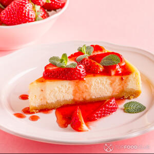 готовый чизкейк с клубникой