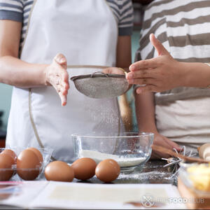 просеять муку