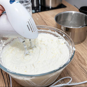 Наливать воду в стакан