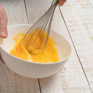 взбить яйца