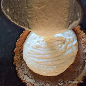 Выложить начинку поверх крошки