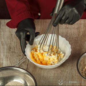 смешать творог желток