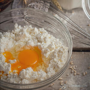 добавить яйцо