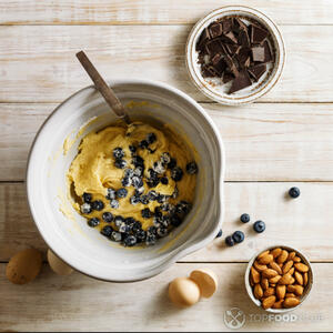 сырое тесто с ягодами