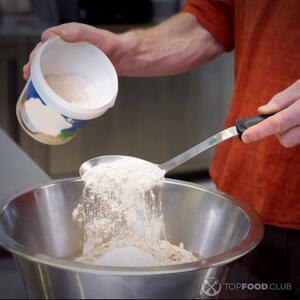 добавить муку в творог