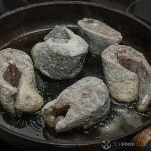 Начинаем жарить рыбу