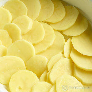 Выкладываем картошку