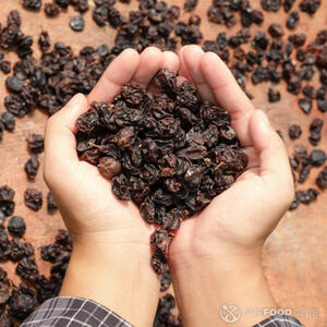 Высыпаем сухофрукты