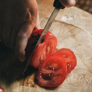 Режем помидор