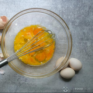 взбить яйца и добавить соль