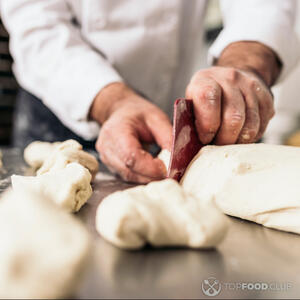 нарезать тесто